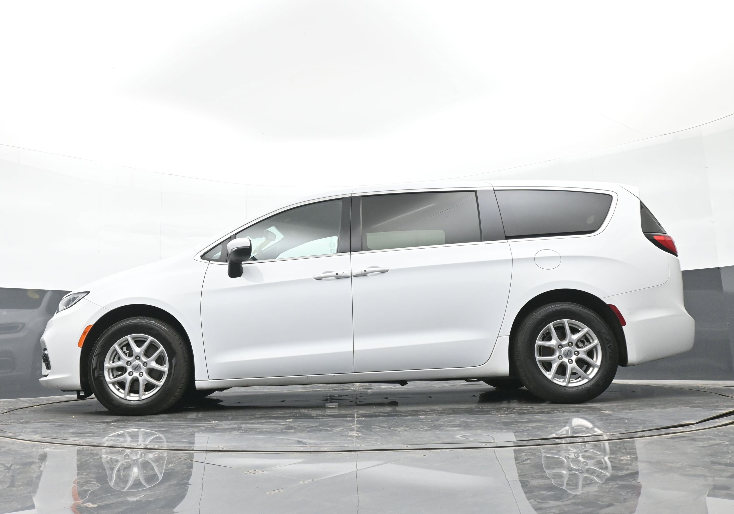 Used 2023 Chrysler Pacifica Touring FWD image 41