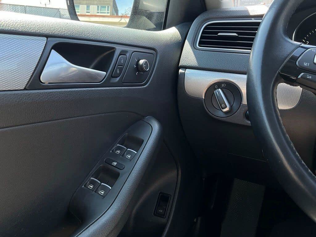 Used 2015 Volkswagen Jetta SE FWD image 21
