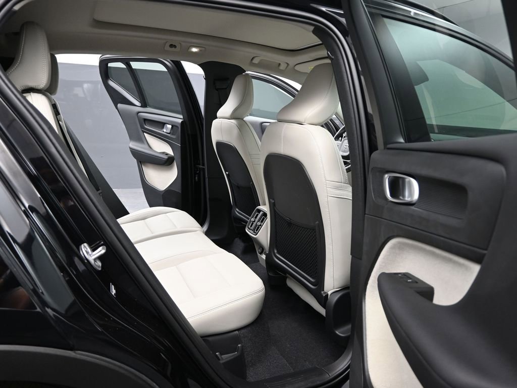 Used 2025 Volvo XC40 B5 Ultra image 18