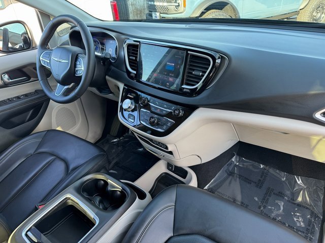 Used 2023 Chrysler Pacifica Touring-L image 21