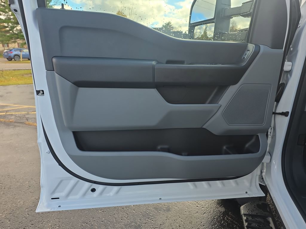 New 2025 Ford F550 4x4 Regular Cab Super Duty image 11