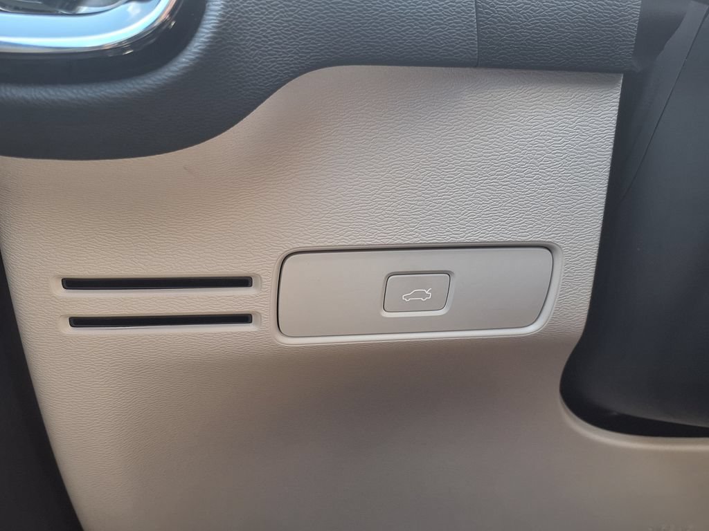 Used 2024 Volvo XC40 B5 Plus AWD/4WD image 37