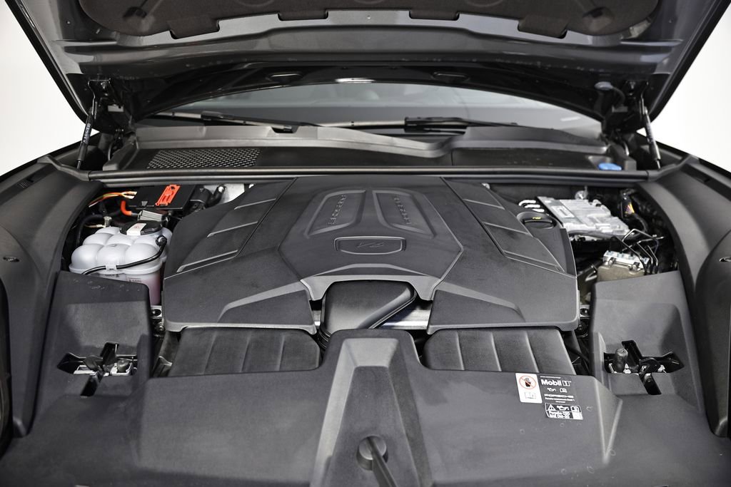 Certified 2025 Porsche Cayenne AWD/4WD image 32