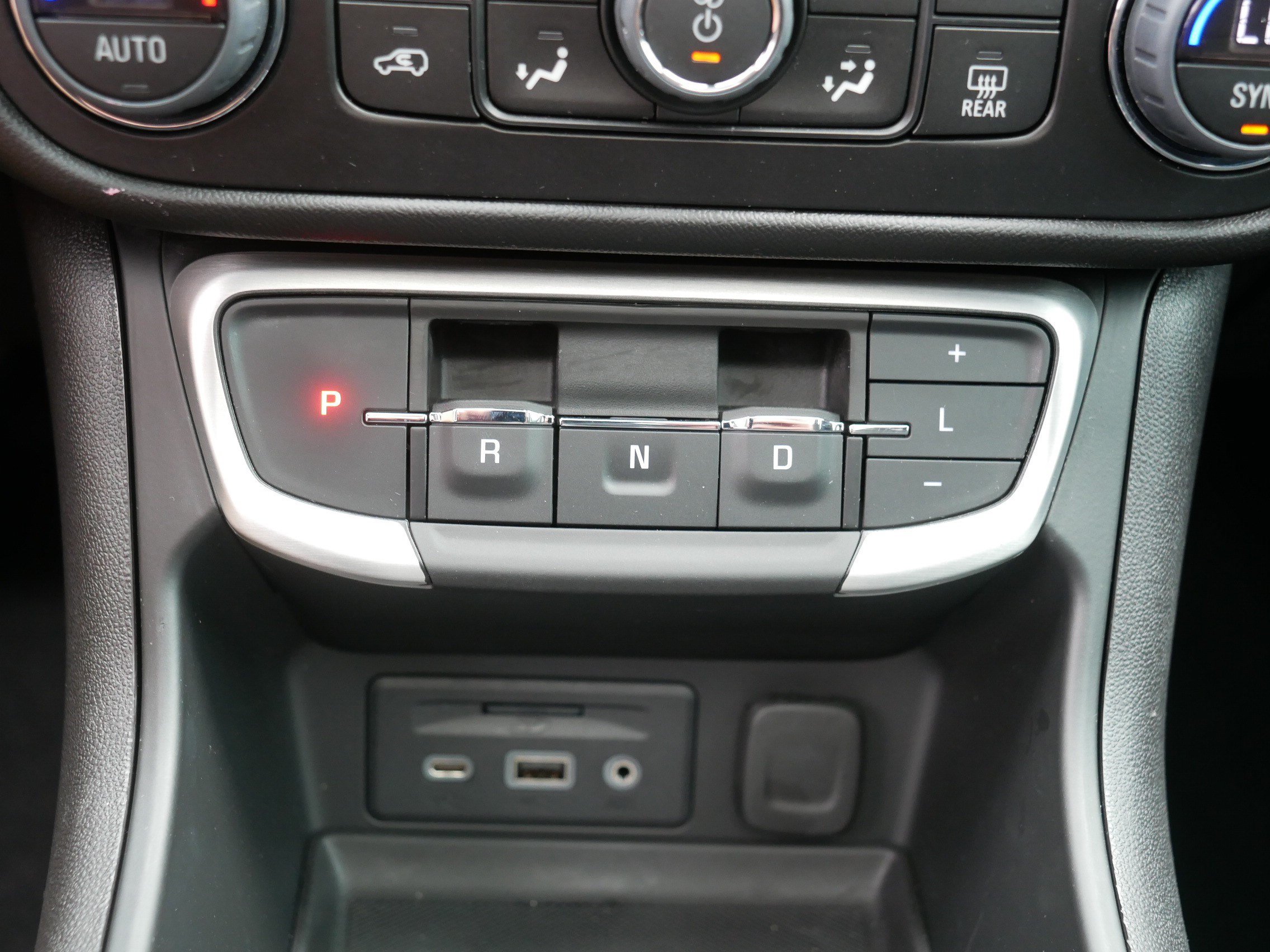Used 2024 GMC Terrain SLE w/ Driver Convenience Package AWD/4WD image 24