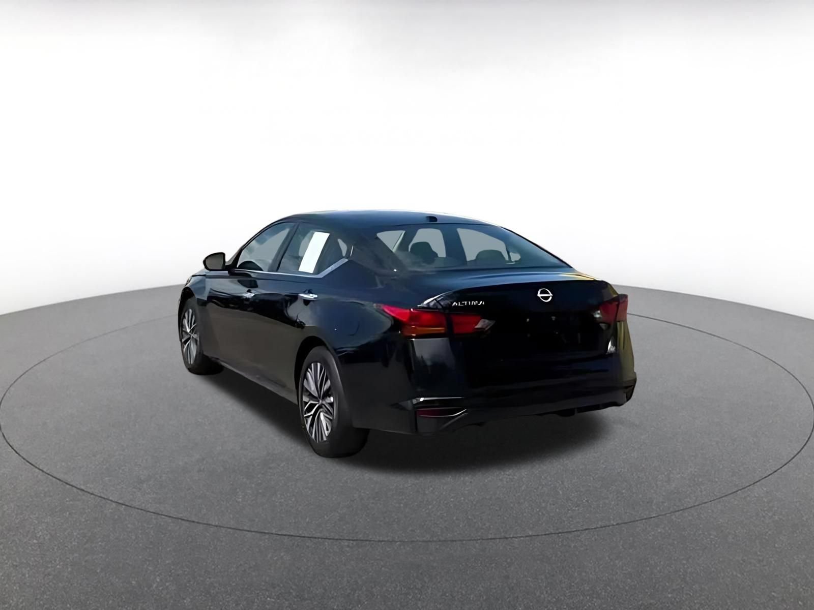 Used 2025 Nissan Altima 2.5 SV FWD image 9
