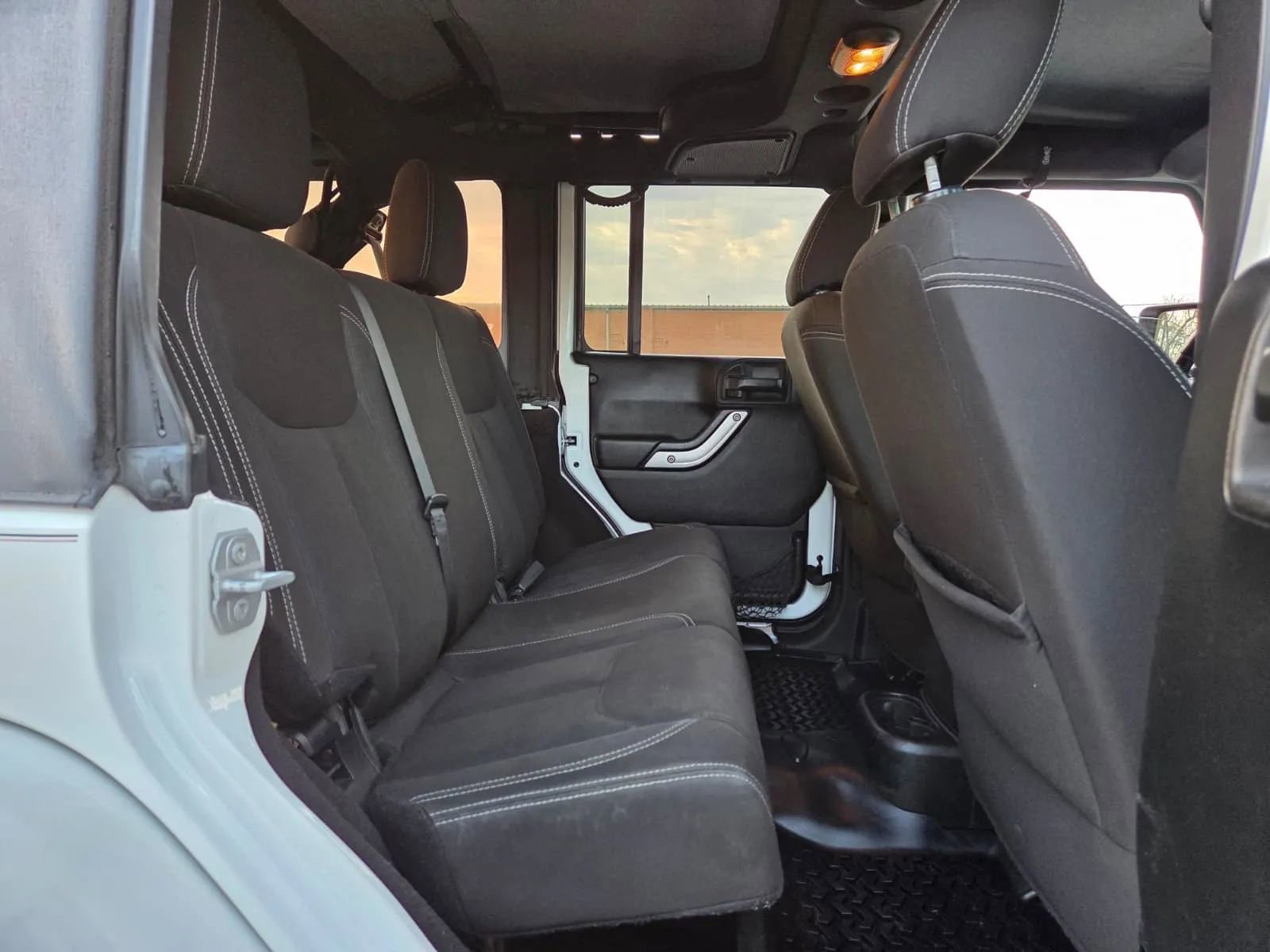 Used 2017 Jeep Wrangler Unlimited Sahara w/ Connectivity Group AWD/4WD image 13