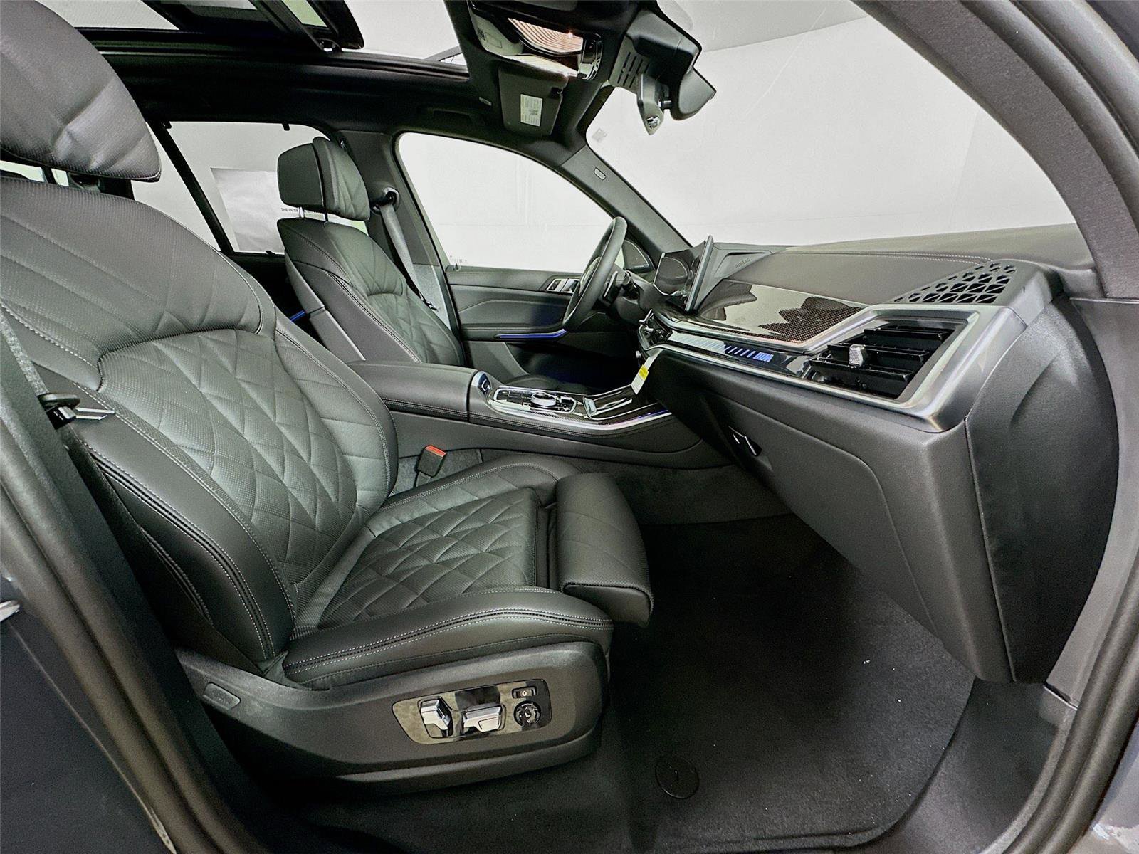 New 2026 BMW X5 M60i w/ Executive Package image 30