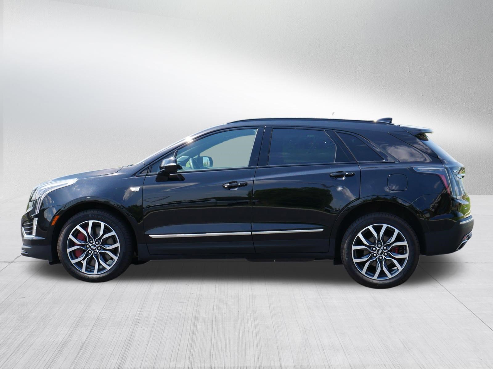 Certified 2025 Cadillac XT5 Sportv w/ LPO, Floor Liner Package AWD/4WD image 3