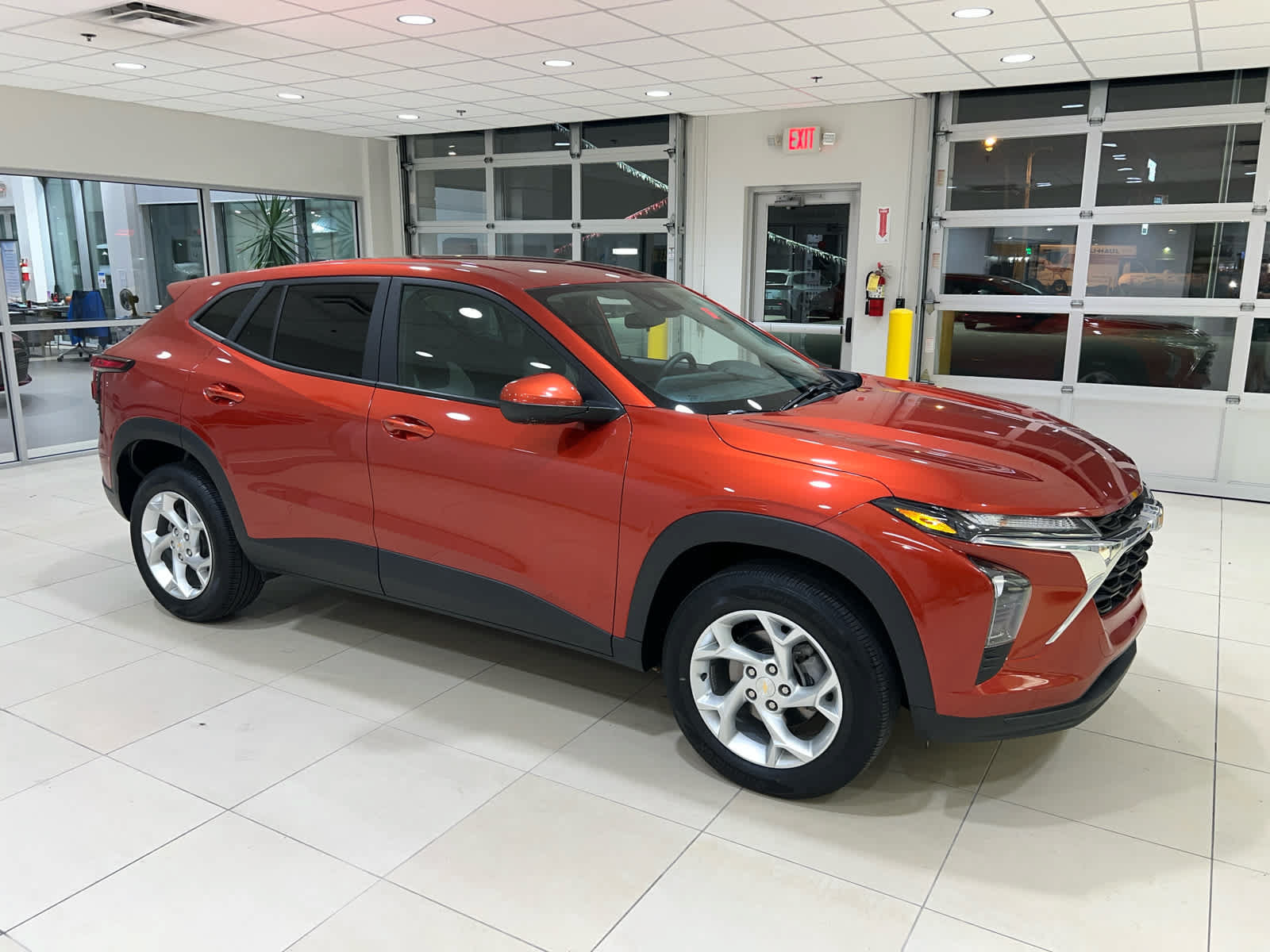 Used 2024 Chevrolet Trax LS w/ LS Convenience Package FWD image 1