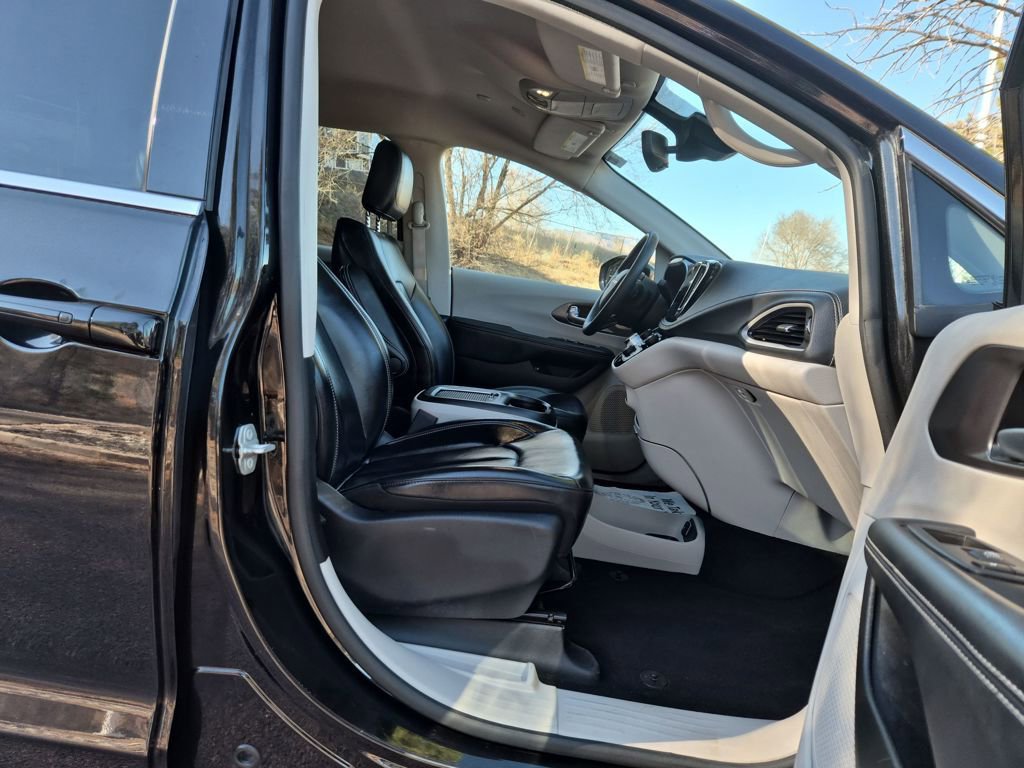 Used 2024 Chrysler Pacifica Select image 31