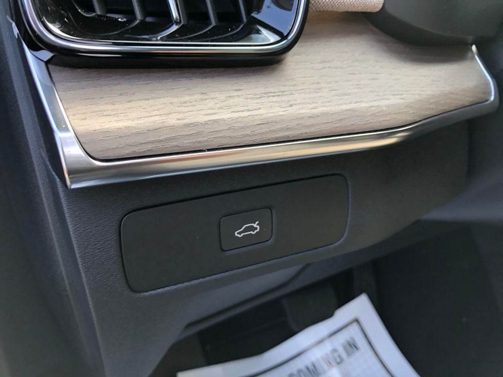 New 2026 Volvo XC90 B6 Plus w/ Protection Package Premier AWD/4WD image 6