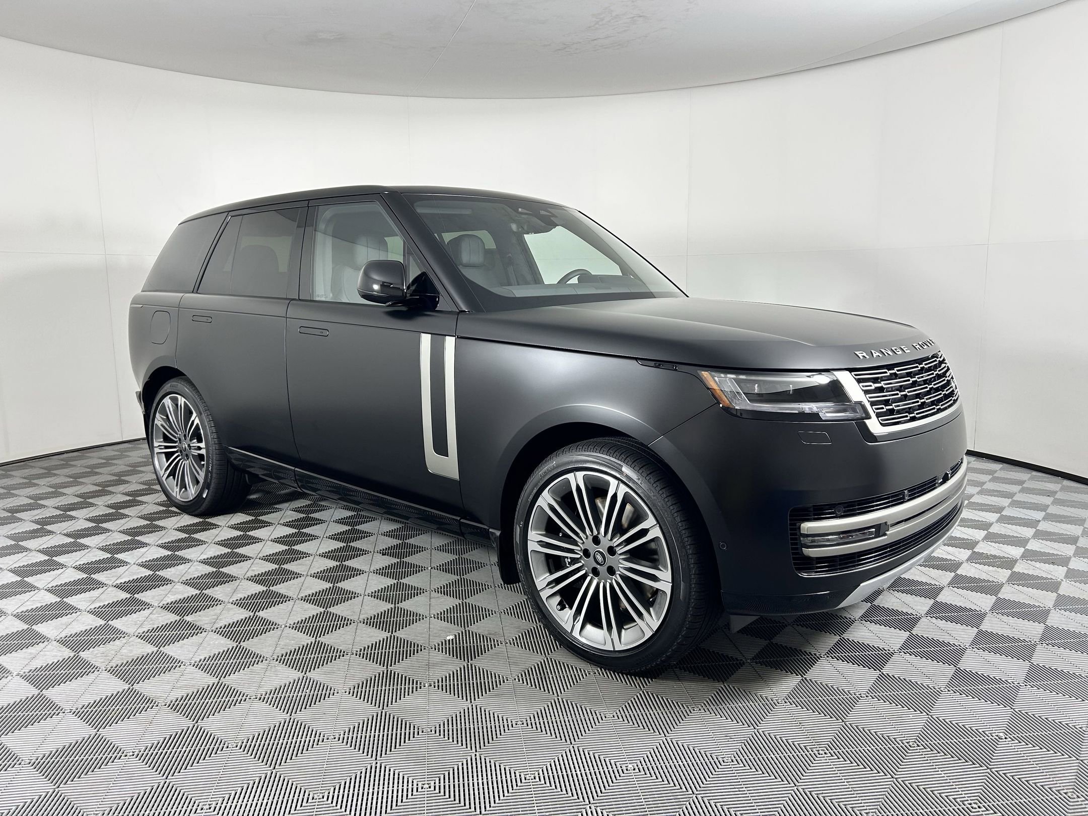 New 2025 Land Rover Range Rover SE image 5