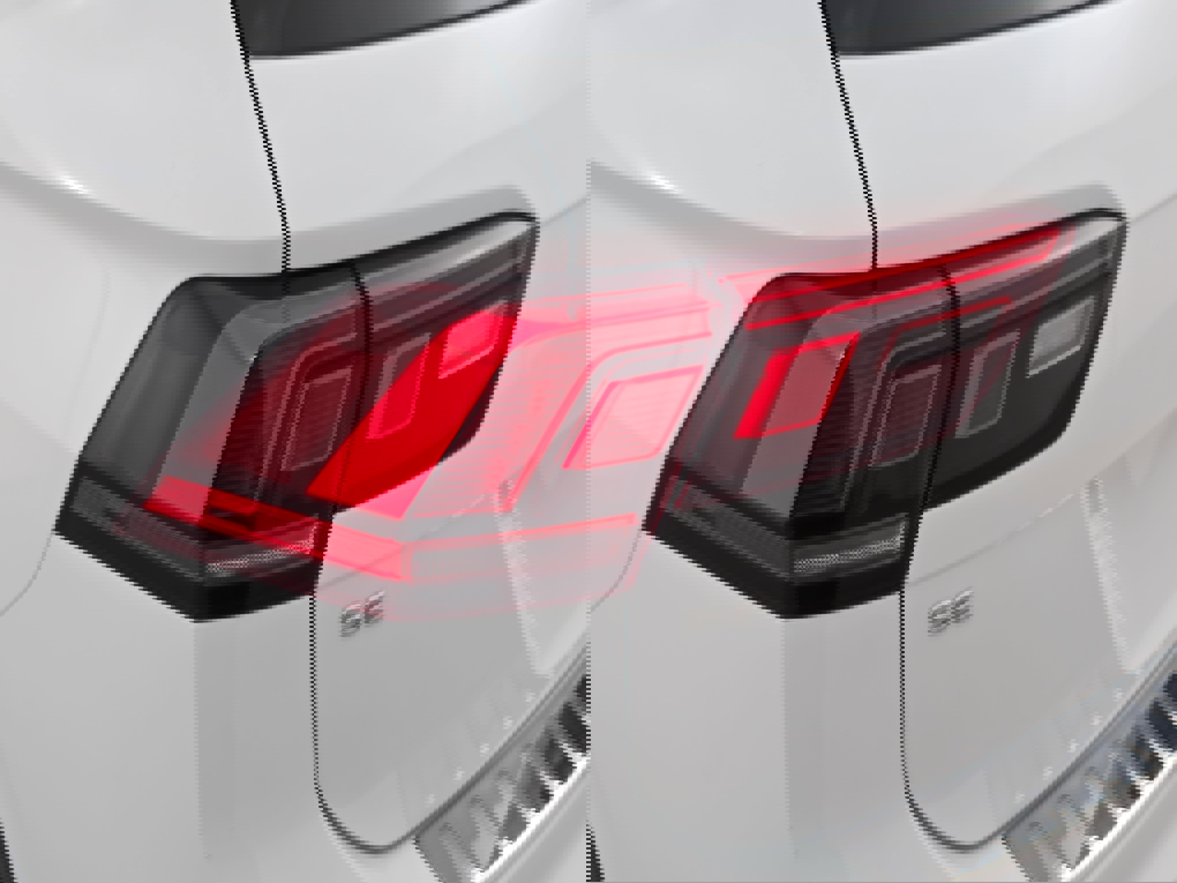 Certified 2022 Volkswagen Tiguan SE image 33