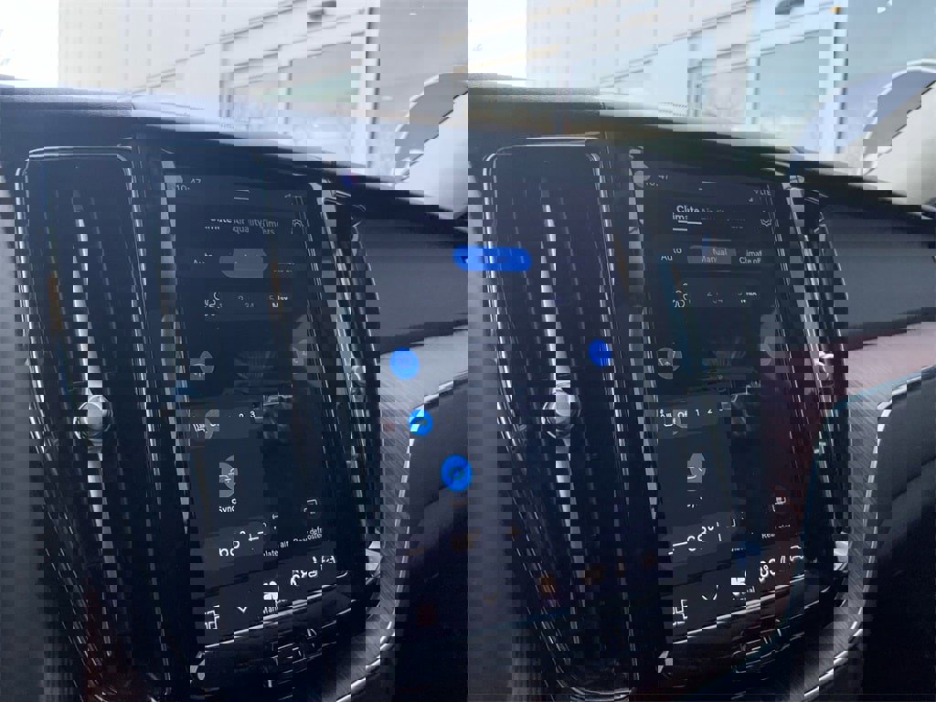 Certified 2023 Volvo XC60 B5 Plus image 23