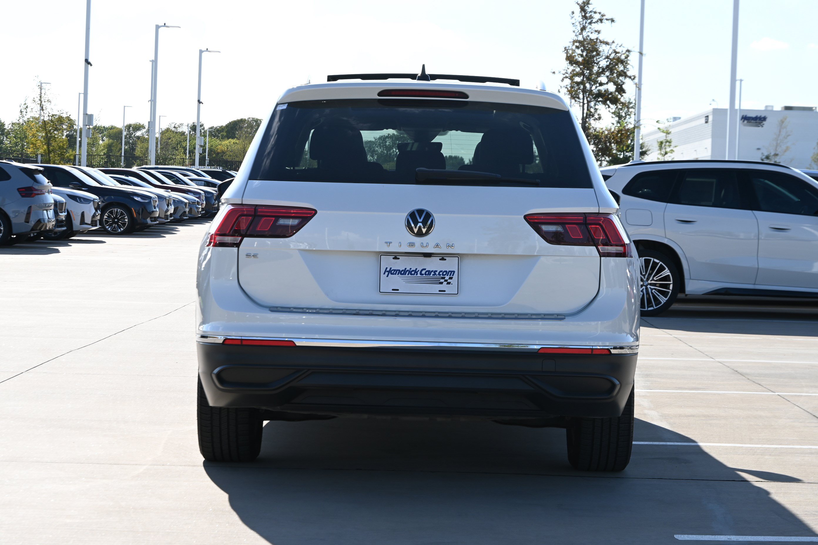 Used 2023 Volkswagen Tiguan SE w/ Panoramic Sunroof Package FWD image 8