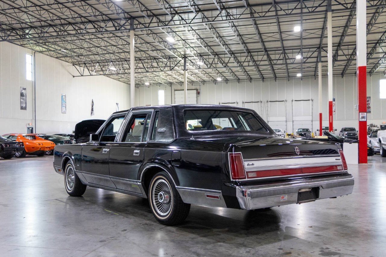 Used 1988 Lincoln Town Car Signature RWD image 4