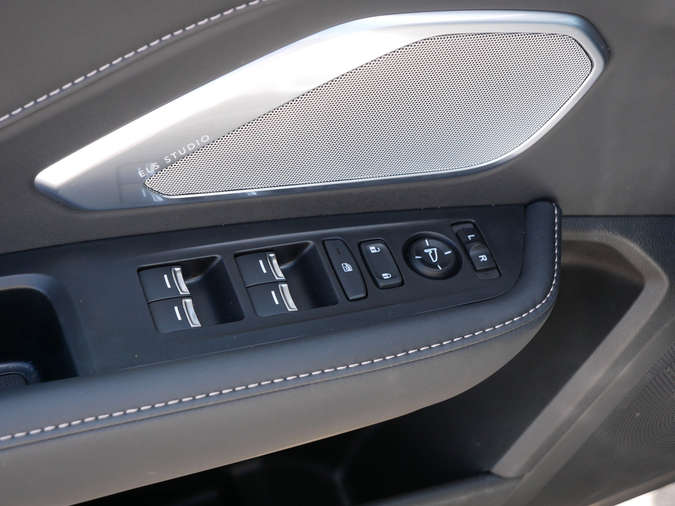 Used 2025 Acura RDX SH-AWD w/ Technology Package image 19