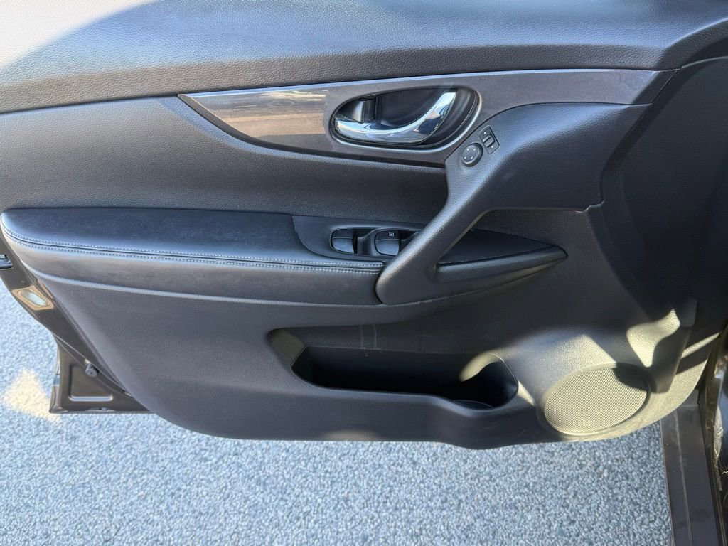 Used 2017 Nissan Rogue SV image 12