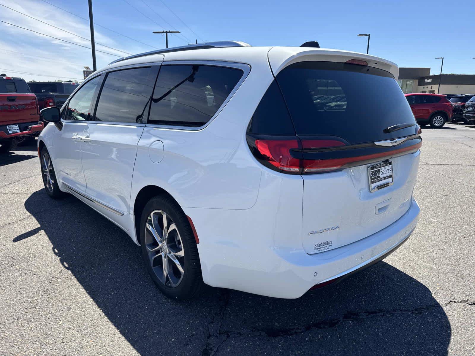 New 2026 Chrysler Pacifica Pinnacle image 4