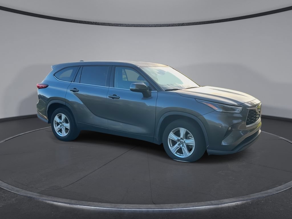 Used 2021 Toyota Highlander LE FWD image 2