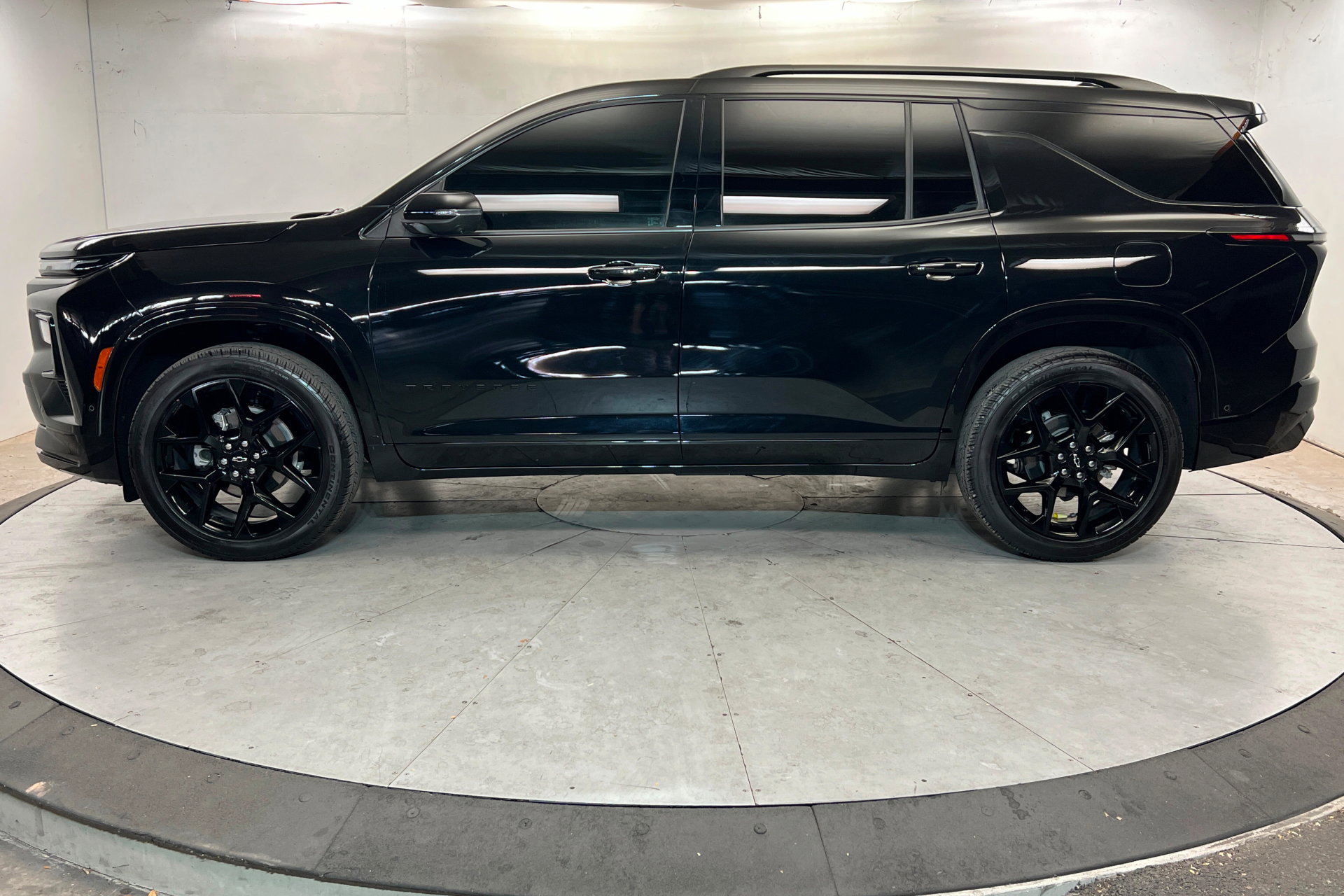 Used 2024 Chevrolet Traverse RS FWD image 2