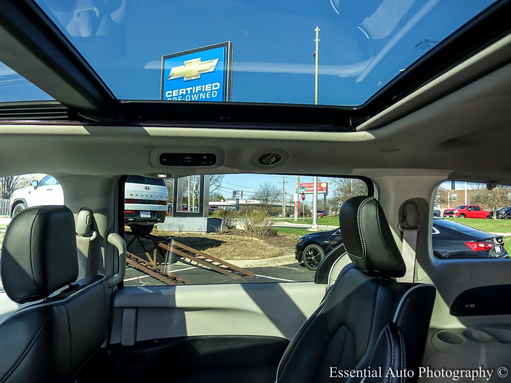 Used 2023 Chrysler Pacifica Limited image 16