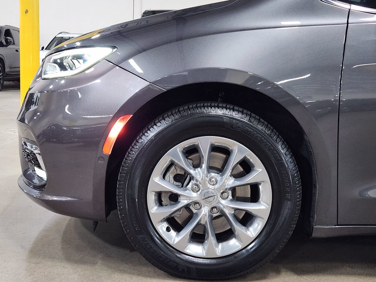 Used 2022 Chrysler Pacifica Touring-L w/ Uconnect Theater Family Group AWD/4WD image 5
