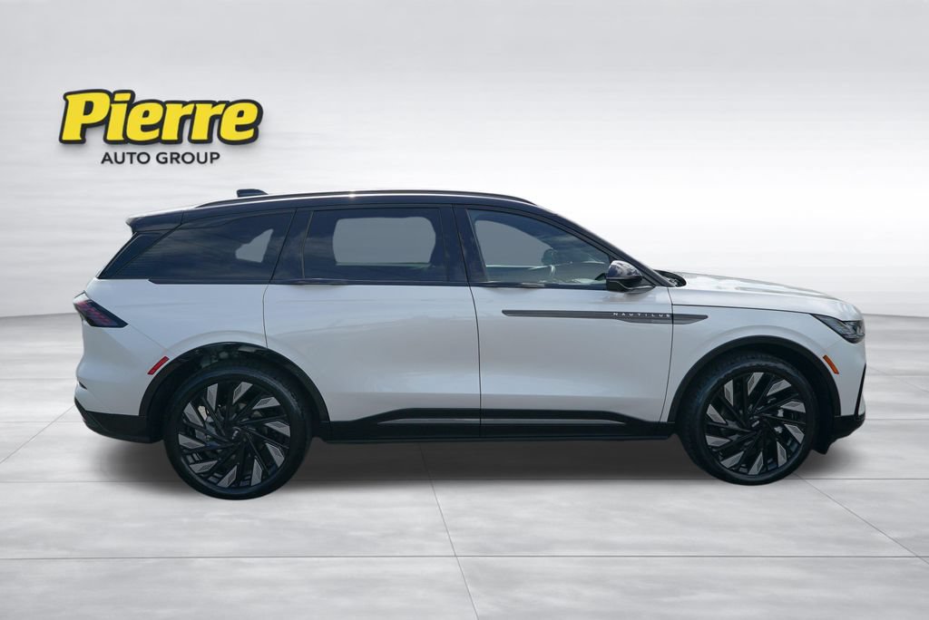 Used 2025 Lincoln Nautilus Reserve AWD/4WD image 3