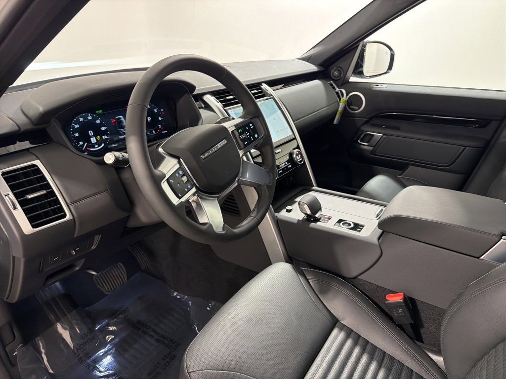 New 2025 Land Rover Discovery S image 10