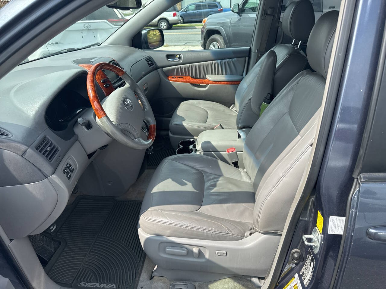 Used 2010 Toyota Sienna XLE Limited w/ XLE Limited Pkg 2 FWD image 6