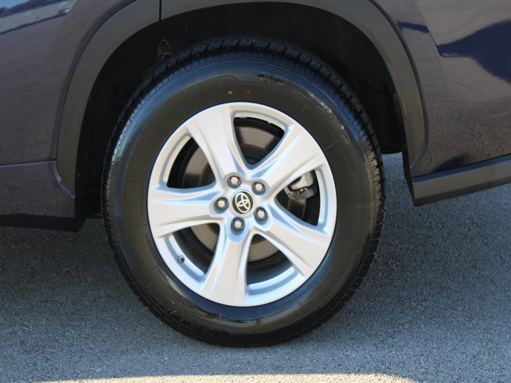 Used 2023 Toyota Highlander LE image 7