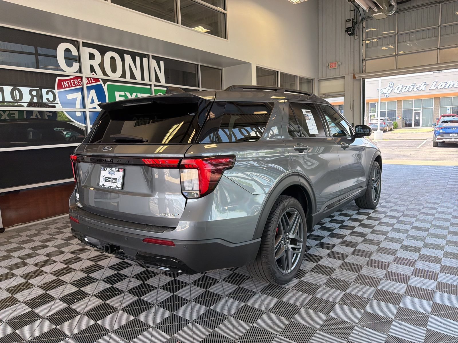 Used 2025 Ford Explorer ST-Line w/ ST-Line Street Pack AWD/4WD image 7