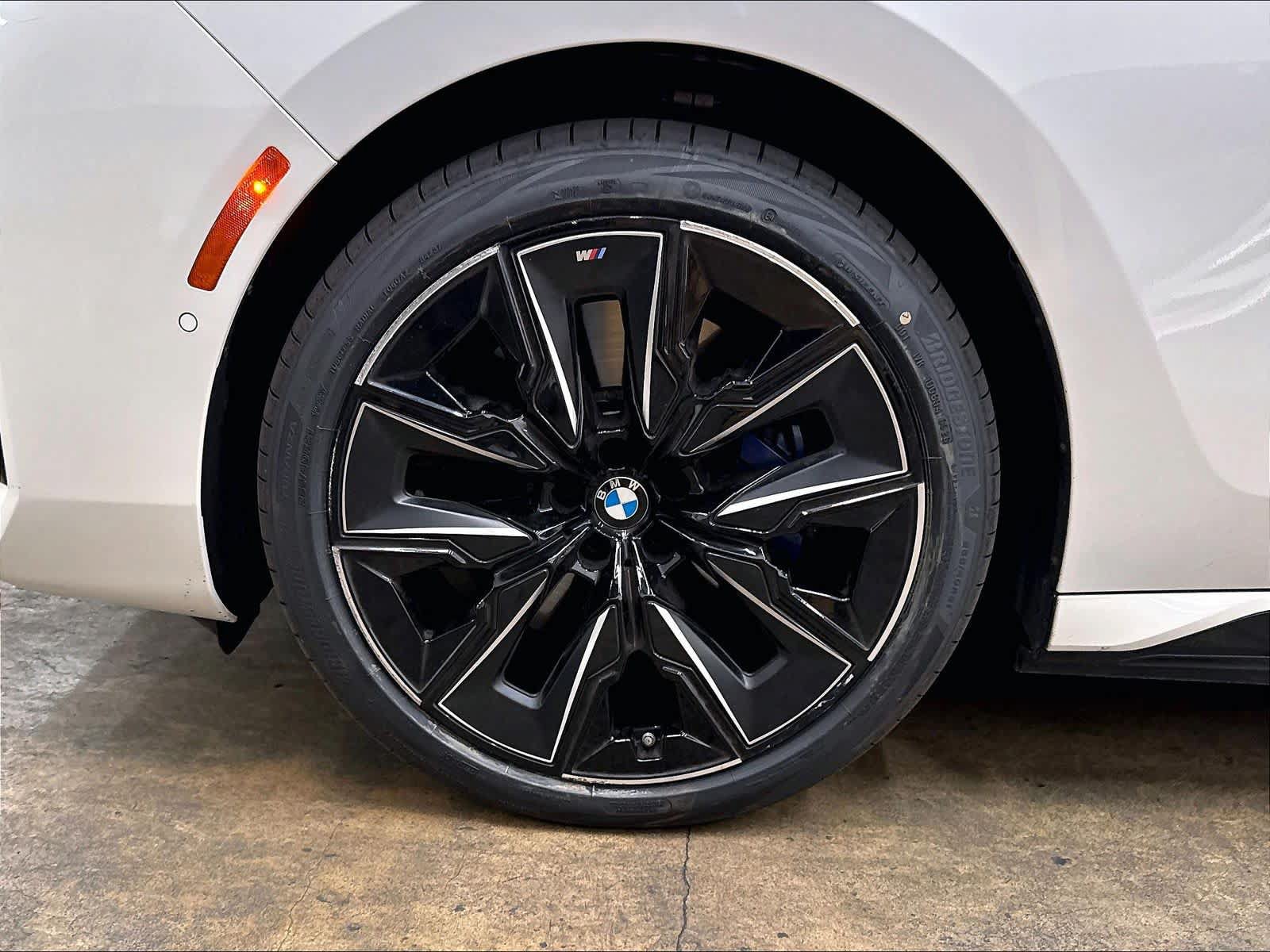 Used 2023 BMW i7 xDrive60 w/ Executive Package 2 AWD/4WD image 12