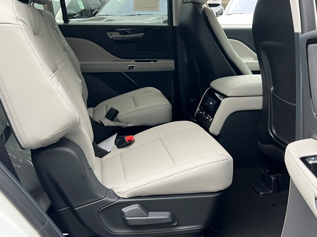 New 2026 Lincoln Aviator AWD image 12