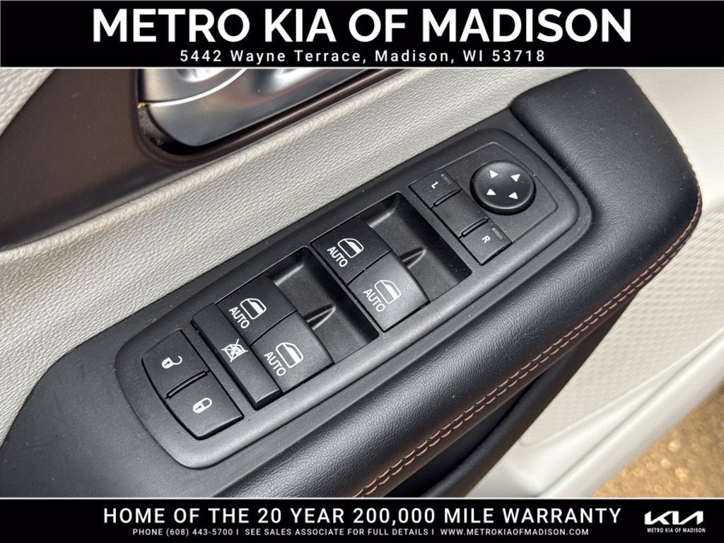 Used 2019 Chrysler Pacifica Touring-L Plus FWD image 12