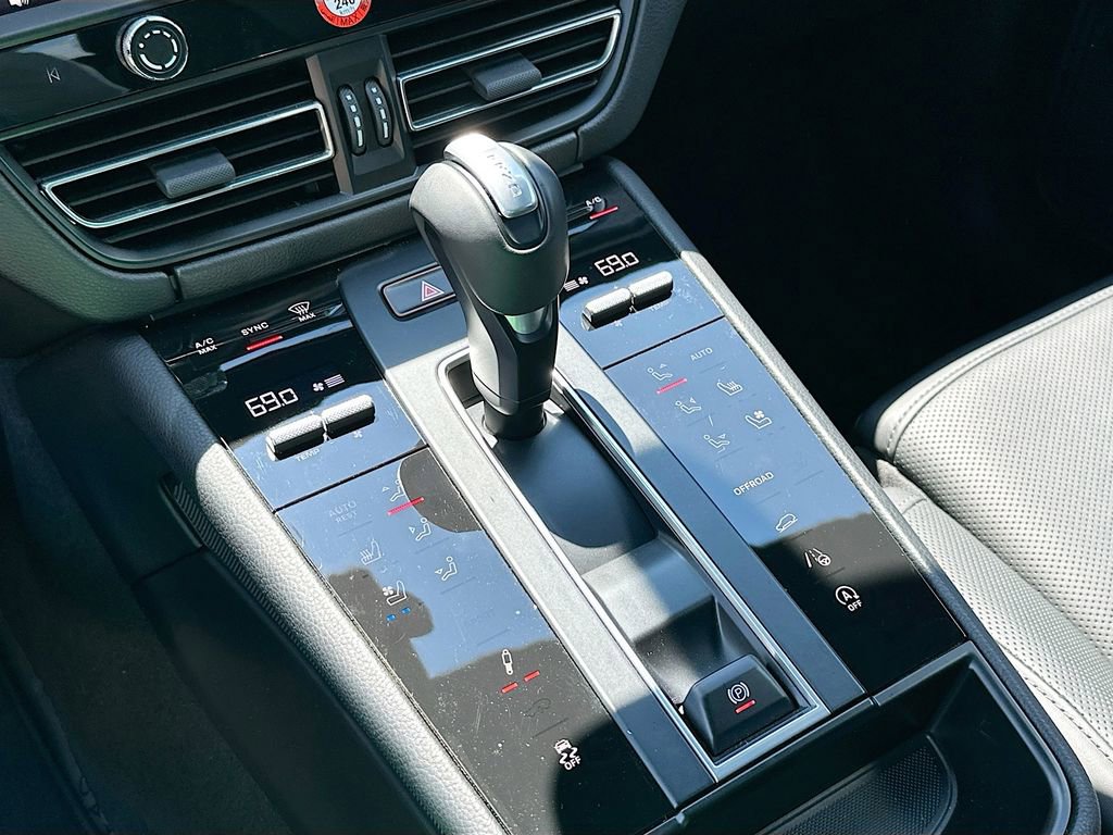 Certified 2026 Porsche Macan AWD/4WD image 19