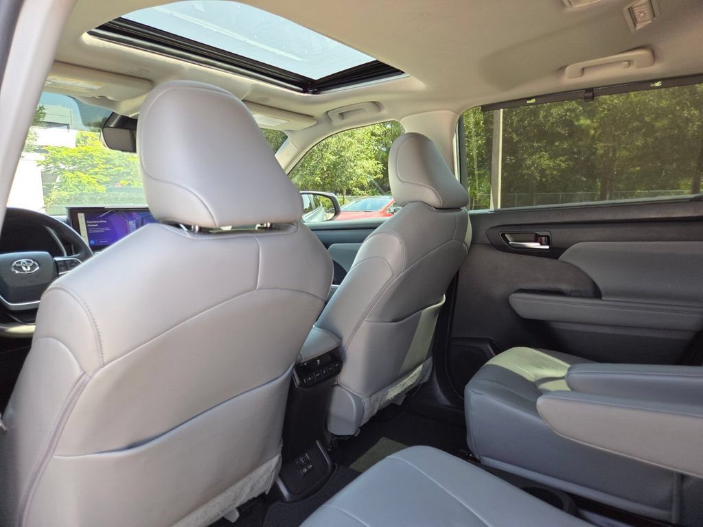 Used 2024 Toyota Highlander XLE FWD image 25