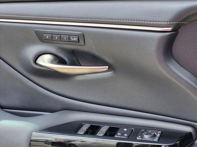Used 2022 Lexus ES 350 w/ Premium Package FWD image 2