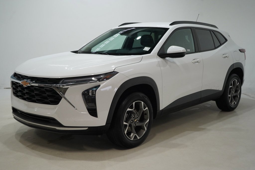 Used 2025 Chevrolet Trax LT FWD image 3