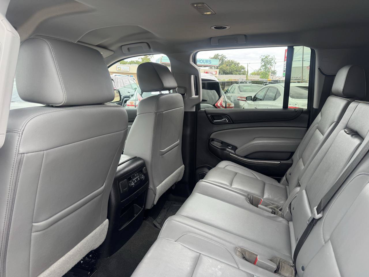 Used 2018 Chevrolet Suburban LT RWD image 8