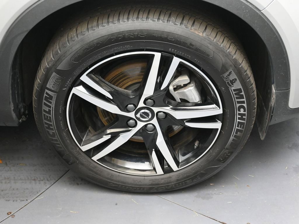 Certified 2025 Volvo XC40 B5 Core image 10