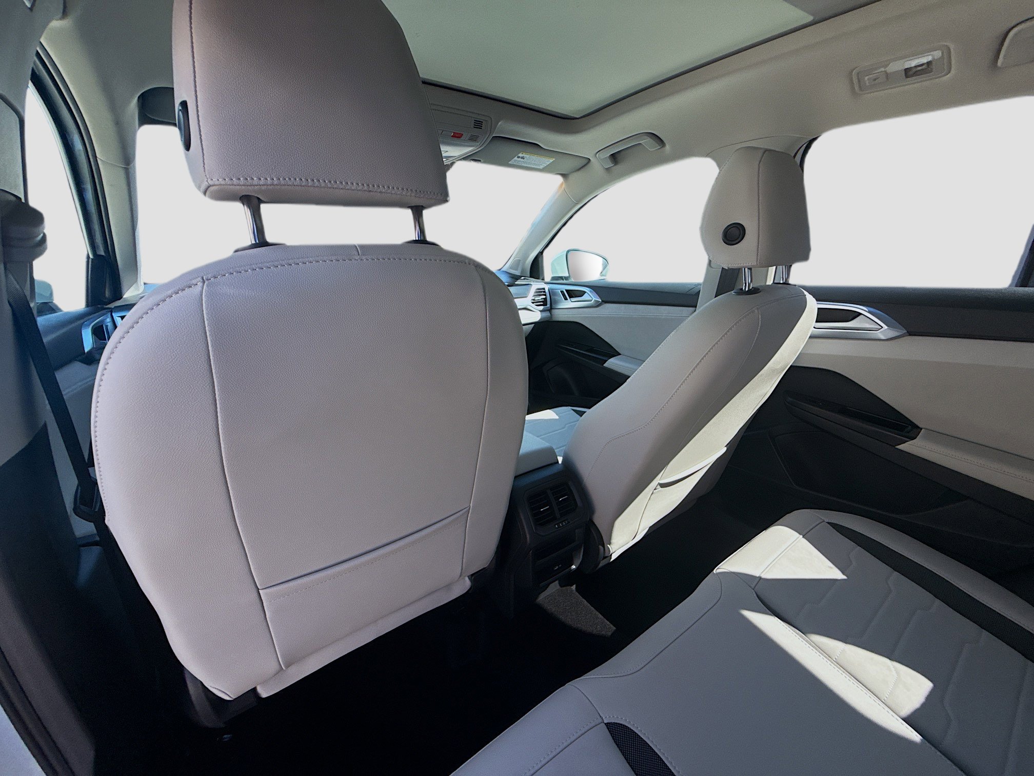 Used 2025 Volkswagen Taos SE image 26