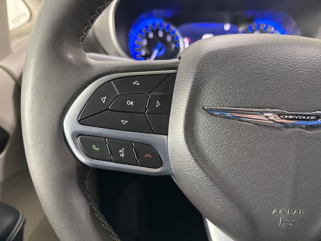 Used 2024 Chrysler Pacifica Touring-L image 22