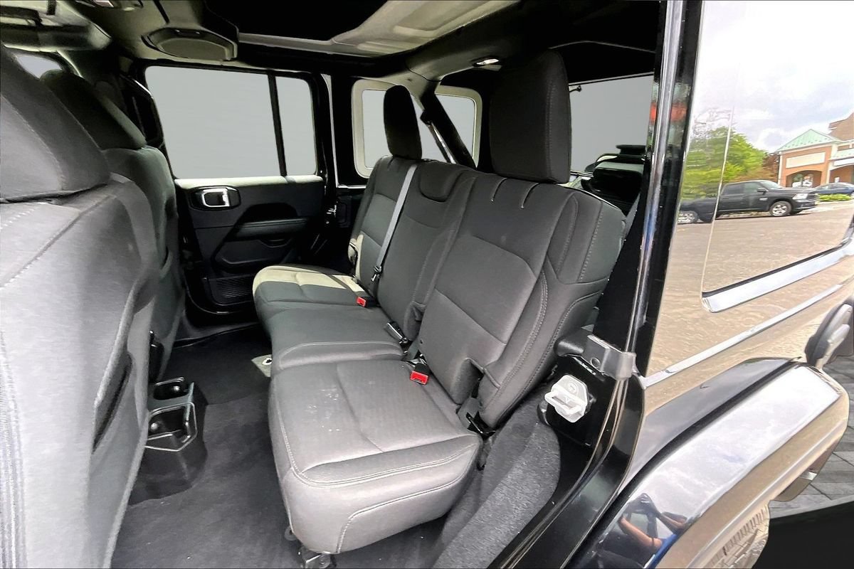Used 2018 Jeep Wrangler Unlimited Sahara AWD/4WD image 17