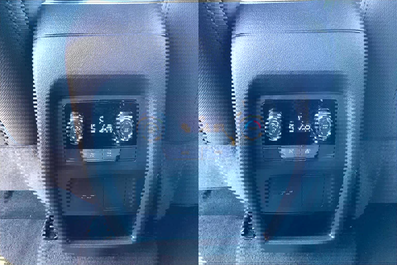 Used 2025 Chevrolet Traverse LT image 30