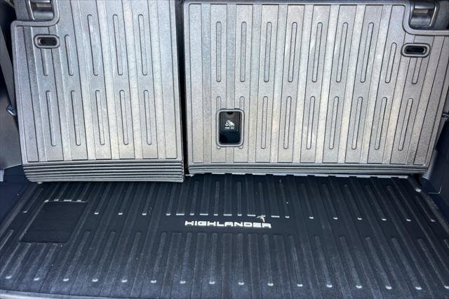Certified 2021 Toyota Highlander XLE AWD/4WD image 17