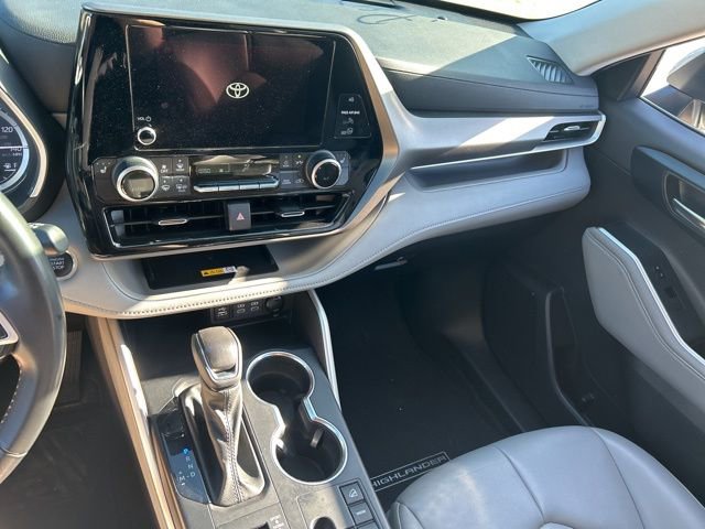 Used 2024 Toyota Highlander XLE AWD/4WD image 12