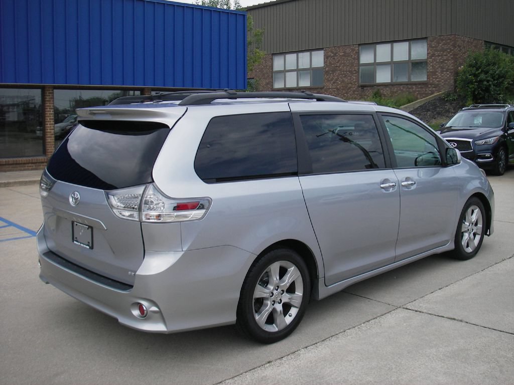 Used 2015 Toyota Sienna SE FWD image 5
