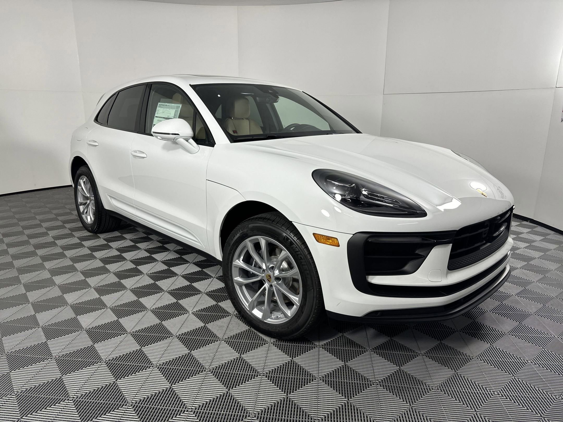 Certified 2025 Porsche Macan image 7