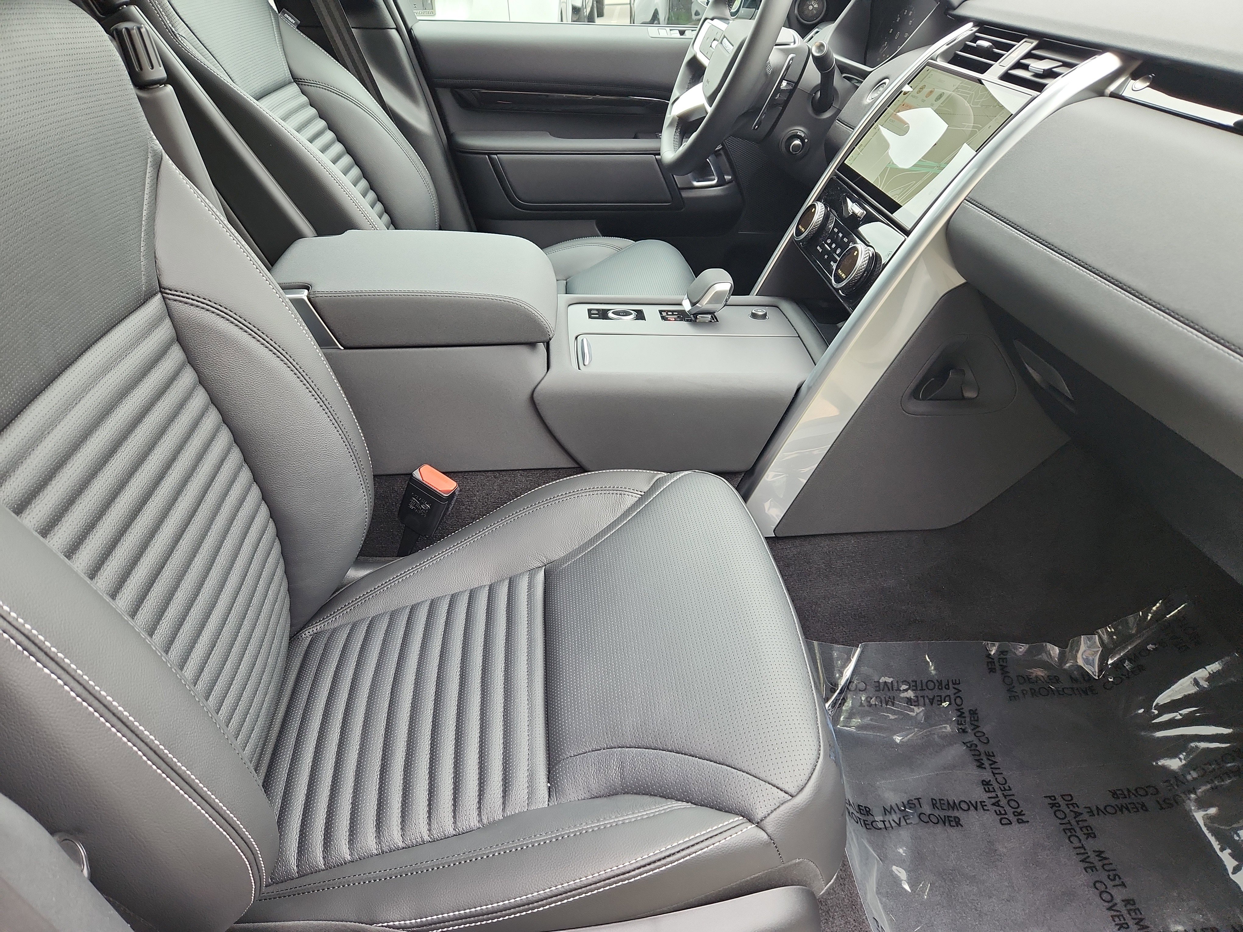 New 2025 Land Rover Discovery S image 3